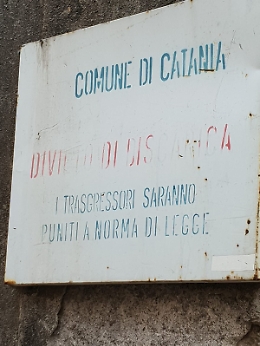 Catania: Via Capuana, angolo distretto militare. Ecco a che servono i divieti