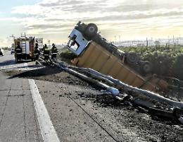 Tir carico di spazzatura si ribalta sulla A19: autista rimasto ferito