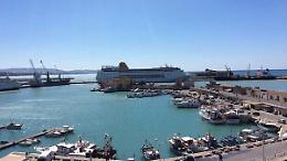 Affonda motopesca, immediate operazioni per la salvaguardia del mare