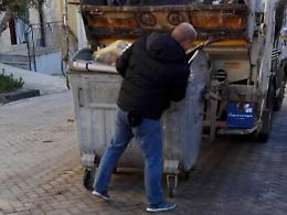 Villalba: manca operaio e l'assessore svuota i cassonetti dei rifiuti