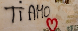 Scrisse «Ti amo» sul muro di una scuola, sotto processo dopo otto anni