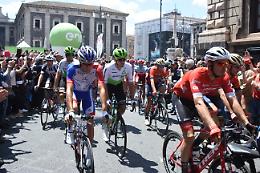 Catania, &egrave; il giorno del Giro d'Italia: e la citt&agrave; si ferma tra divieti e tifo in strada