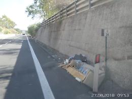 Salotto da tre anni in "esposizione" sulla Ss 514 al bivio per Mineo