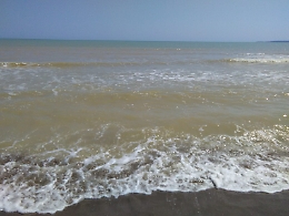 Augusta, Agnone Bagni: mare sporco e fangoso dopo le piogge di ferragosto