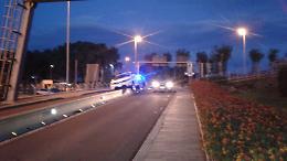 Catania, auto "a cavalcioni" su spartitraffico