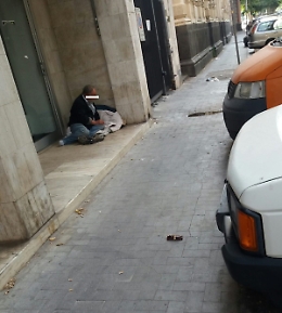 Catania, senzatetto da mesi vive davanti un portone: "Chi dovrebbe farsi carico del problema?"