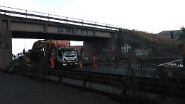 Camion si incastra sotto il ponte: chiusa la Statale 121, al via la demolizione