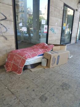 Se il premier vedesse quei "giacigli" sotto i portici a Catania: una vergogna