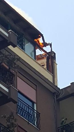 Catania, incendi a San Gregorio e al residence Le Terrazze: le foto