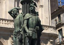 Da Ca&shy;stel&shy;lo Ur&shy;si&shy;no a Piaz&shy;za Uni&shy;ver&shy;si&shy;t&agrave;:  Ca&shy;ta&shy;nia e la leg&shy;gen&shy;da del pa&shy;la&shy;di&shy;no Uze&shy;ta