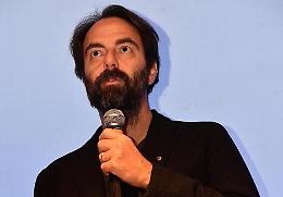 Neri Marcorè nei panni di De Andrè tra presente e futuro