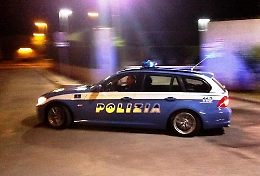 A velocità folle in via Palermo per sfuggire alla Polizia danneggia due auto: denunciato