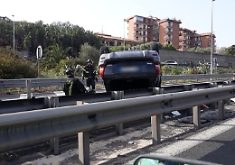 Catania, tangenziale in tilt per il ribaltamento di un'auto