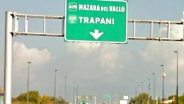 Fuoristrada invade corsia opposta sulla A29: 4 feriti tra cui un bambino