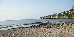 Due ragazze scampano a violenza sessuale in spiaggia