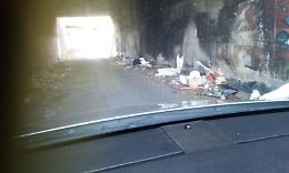 Strada Quartararo a Misterbianco invasa dai rifiuti e dai topi