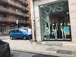 Catania: pedoni per strada e auto sui marciapiedi