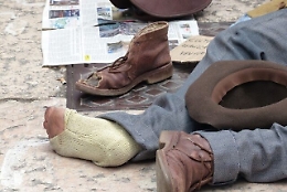 Clochard trovato morto sotto i portici a Palermo: ha una ferita alla testa