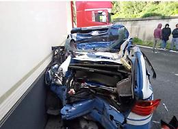 Inferno sulla A18, gasolio provoca maxitamponamento: tre morti e quattro feriti