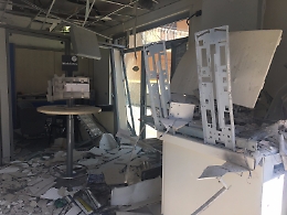 Santa Venerina, fanno esplodere postamat ma fuggono a mani vuote