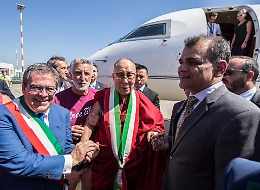 Il Dalai Lama &egrave; giunto a Catania: al via il suo tour siciliano tra Taormina, Messina e Palermo