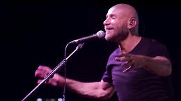 "Caduto dalle stelle live", la hit di Mario Venuti in un video dal vivo