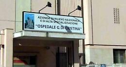 Il bimbo nato malato, l'intervento in extremis, la morte e le botte ai medici