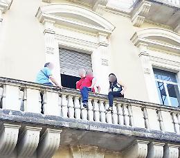 Siracusa, senza stipendio da mesi: dipendenti ex Provincia si arrampicano su gru