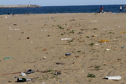 Povere spiagge, 968 rifiuti ogni 100 metri lineari: l'impietosa indagine di Legambiente