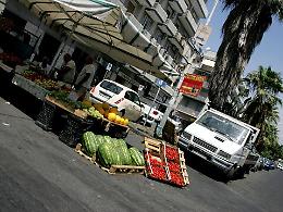 Commercio, l'invasione dei venditori ambulanti nei centri storici