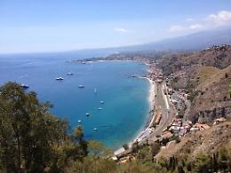 Guardava una ragazza bastonato