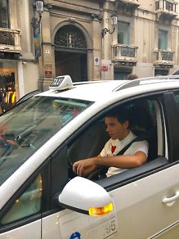 A Catania Mika "tassista" a sorpresa