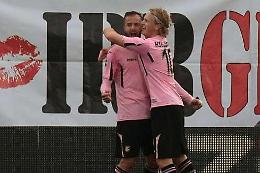 Il Palermo scappa con Gilardino Il Carpi pareggia col rigore di Mancosu