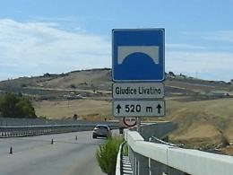 Andava a zig-zag contromano sul viadotto Akragas