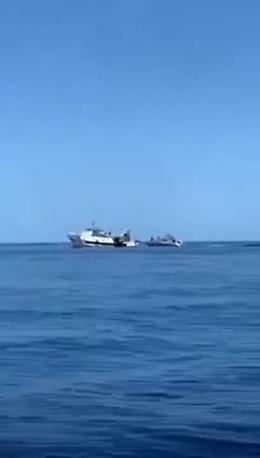 Spari, urla, speronamenti: i video dell'abbordaggio del peschereccio tunisino