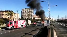 Catania, automobile in fiamme in piazza dei Martiri e traffico in tilt
