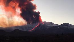 Eruzione dell'Etna, le colate di lava nella Valle del Bove