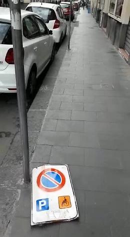 Catania: segnaletica stalli disabili divelta in via Umberto
