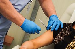 L'Ema verso l'ok in autunno al vaccino Pfizer adattato