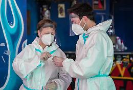 Covid, uno studio vede la luce in fondo al tunnel: «Fuori dalla pandemia ad agosto»