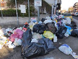 Catania: "mare" di rifuti nel quartiere Montepalma