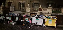 Catania: discarica in pieno centro davanti un edificio monumentale