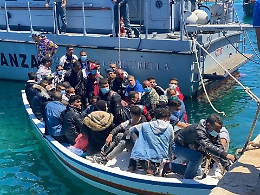 Lampedusa, dopo la “tregua” riprendono  arrivi di barchini e barconi