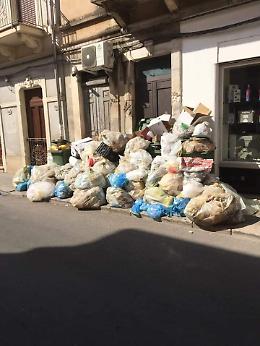 Vittoria: "montagna" di spazzatura in via Bixio