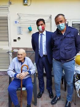 Catania città di ultracentenari: uno di loro spegne le candeline con il sindaco