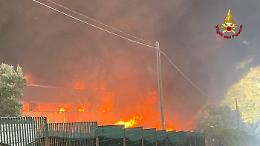 Incendio a vegetazione nel Messinese si propaga a deposito di carta e plastica