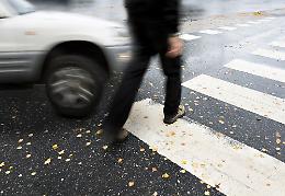 Anziano travolto e ucciso da auto mentre attraversa la strada