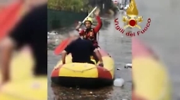Strade allagate a Palermo, i vigili del fuoco in canotto portano in salvo le persone
