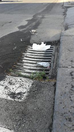 Catania, via Pirandello: auto sprofonda nel tombino