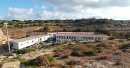 Si svuota in parte l'hotspot, 110 migranti in corso di trasferimento